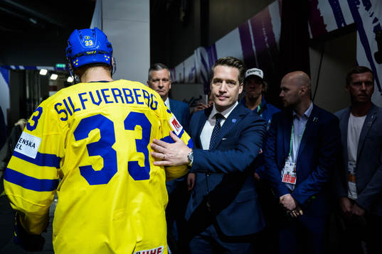 Jakob Silfverberg and head coach Sam Hallam of Sweden look