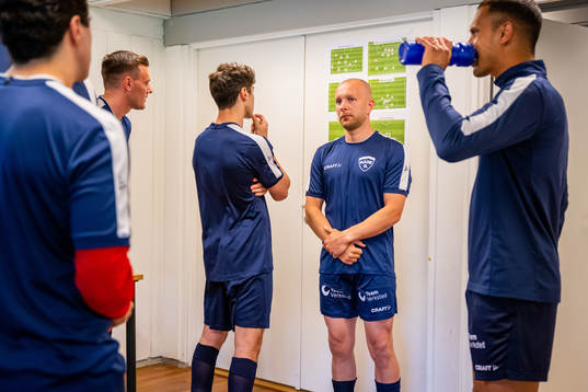 Albion Latifi and players of Råde