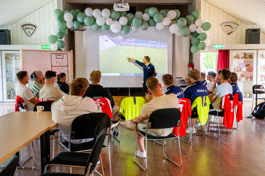 Head coach Frode Nøss of Råde talks to the players