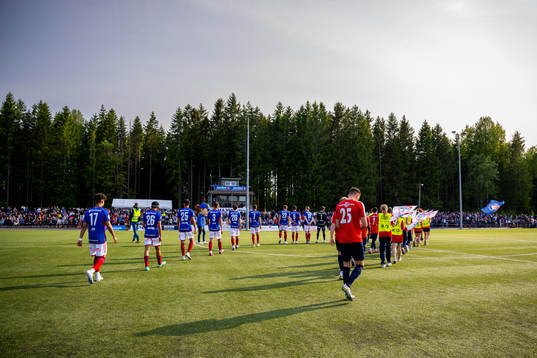 Deni Hasanagic and players of Råde