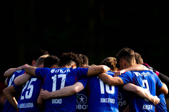 Jacob Dicko and players of Vålerenga gather in a circle