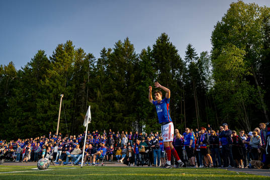 Magnus Bech Riisnæs of Vålerenga takes a corner kick