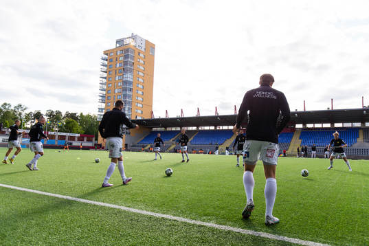 GAIS spelare värmer upp