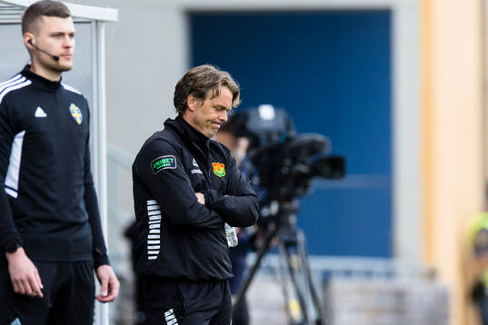 GAIS tränare Fredrik Holmberg ser bekymrad ut