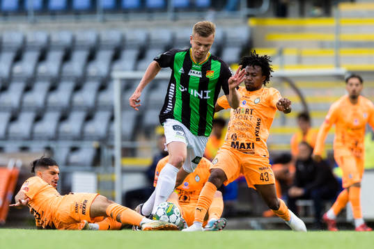 GAIS Alexander Ahl Holmström tar sig förbi AFC