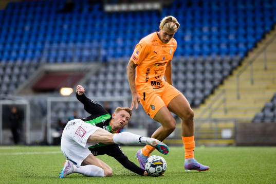 GAIS Julius Lindberg i kamp om bollen med AFC Eskilstunas