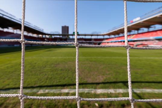 Nätmaskor före fotbollsmatchen i Superettan mellan Öster