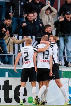 Landskronas Erik Hedenquist jublar framför fansen
