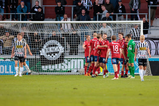 Östers spelare jublar och Landskronas spelare deppar