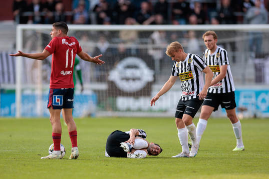 Östers Ahmed Bonnah när Landskronas Alexander Tkacz har