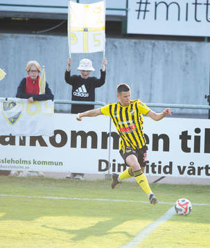 IFK Hässleholms Viktor Ahlgren påhejad av supportrar med