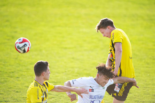 IFK Hässleholms Axel Henriksson nickar till i matchen i
