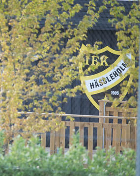 IFK Hässleholms klubbmärke i vårgrönskan i matchen i