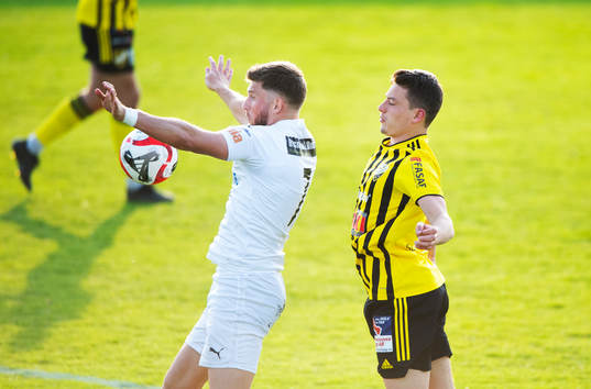 Österlens Erik Pärsson tar ner bollen med IFK