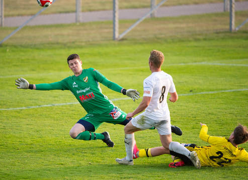 Österlens Oskar Blixt gör 0-2 bakom IFK Hässleholms