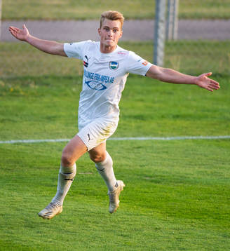 Österlens Oskar Blixt har gjort 0-2 och jublar i matchen i