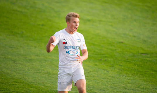 Österlens Oskar Blixt har gjort 0-2 och jublar i matchen i