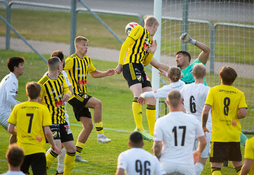 Österlens målvakt Zakaria Abdulrazek räddar framför IFK