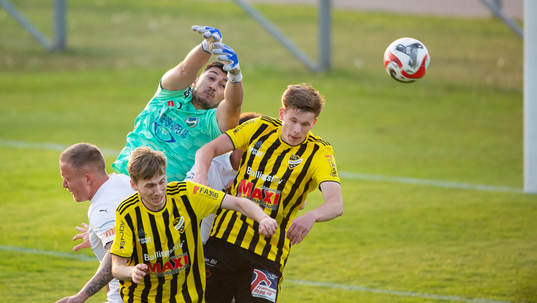 Österlens målvakt Zakaria Abdulrazek räddar framför IFK