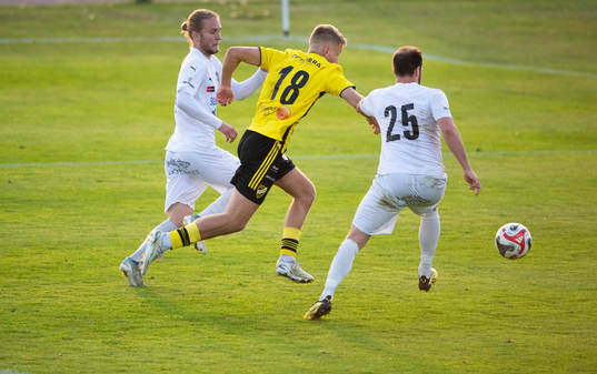 IFK Hässleholms André Gustafson går mellan två