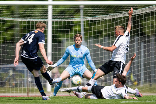 Staffanstorps Andreas Friis och Vellinge målvakt Daniel Alm