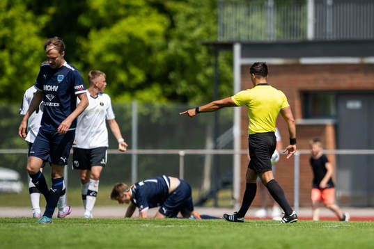 Domare Viktor Wiaczek visar på straffpunkten