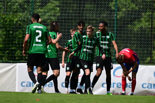 Högaborgs Adam Touray jublar med lagkamrater
