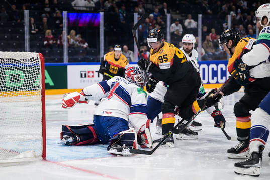 Frederik Tiffels and Daniel Fischbuch of Germany challenge