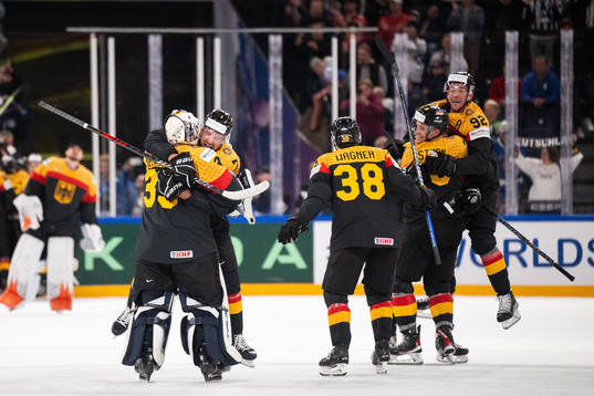 Goaltender Mathias Niederberger, Maximimilian Kastner,