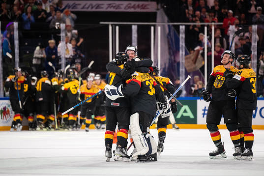 Maximimilian Kastner, Marcel Noebels and goaltender Mathias