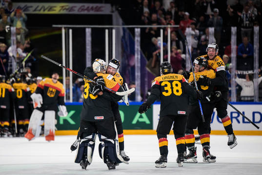 goaltender Mathias Niederberger, Maximimilian Kastner,