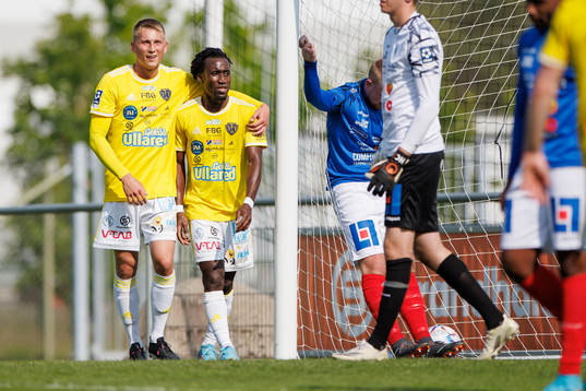 Falkenbergs Gabriel Johansson och Godwin Aguda jublar
