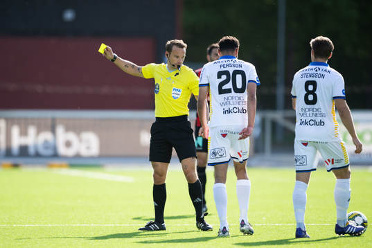 Brommapojkarnas Alexander Jensen (ej i bild) tilldelas gult