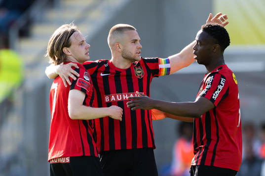 Brommapojkarnas Oscar Pettersson jublar med Amadeus Sögaard