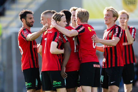 Brommapojkarnas Oscar Pettersson jublar med lagkamrater