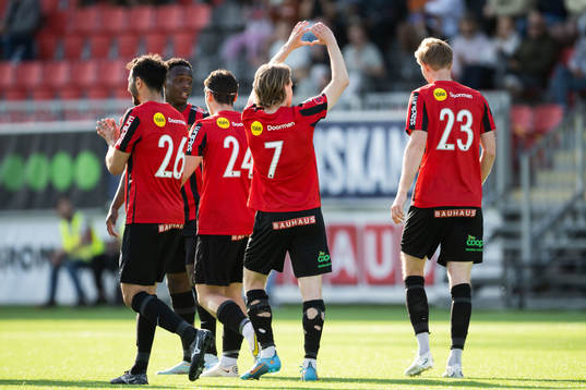 Brommapojkarnas Oscar Pettersson jublar