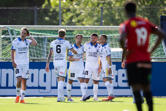 Sirius Edi Sylisufaj jublar med lagkamrater