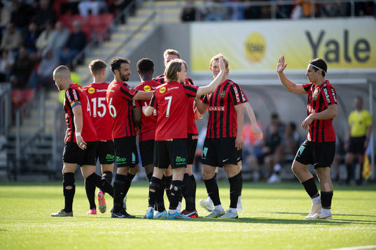 Brommapojkarnas Oscar Pettersson jublar med lagkamrater