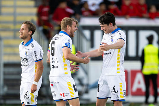 Sirius Marcus Klingenberg Mathisen jublar med Jamie Roche
