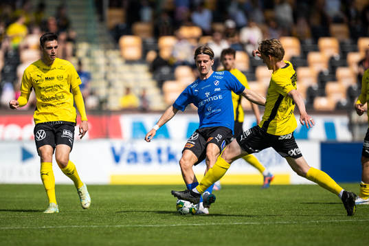 Halmstads Erik Ahlstrand och Mjällbys Ivan Kricak
