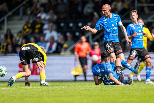 Andreas Johansson reagerar mot Mjällbys Max Fenger