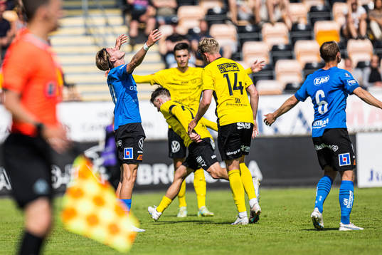 Halmstads Erik Ahlstrand reagerar