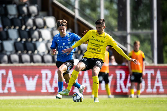 Halmstads Erik Ahlstrand och Mjällbys Noah Eile