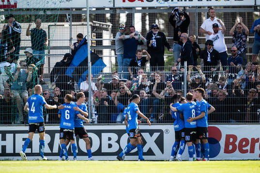 Halmstads Kazper Karlsson jublar med lagkamrater