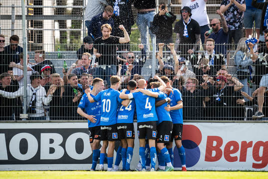 Halmstads Kazper Karlsson jublar med lagkamrater