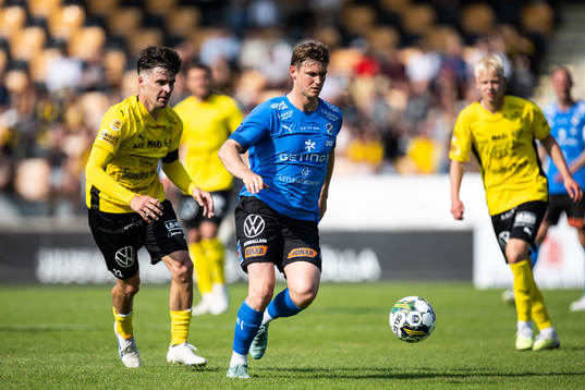 Mjällbys Jesper Gustavsson och Halmstads Jonathan Svedberg