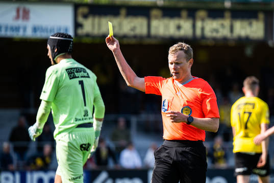 Mjällbys målvakt Noel Törnqvist tilldelas gult kort av