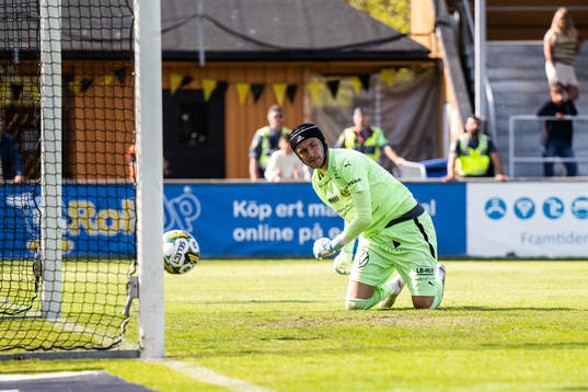 Mjällbys målvakt Noel Törnqvist deppar