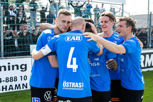 Halmstads Viktor Granath jublar med lagkamrater