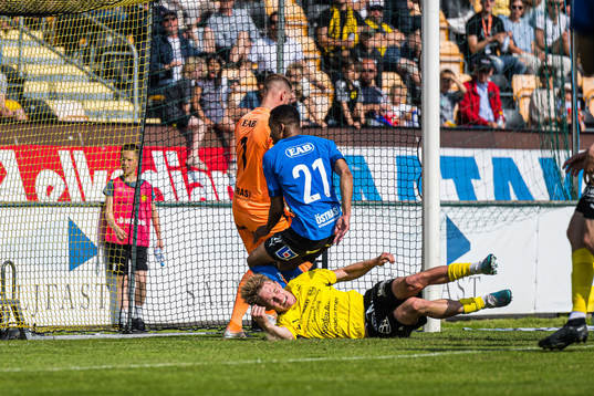 Mjällbys Max Fenger och Halmstads Marcus Olsson